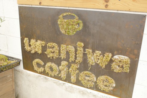 写真、KABUKIMONO VILLAGE内にお店を構えるuraniwa coffeeの看板