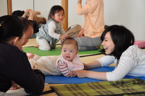 写真、託児付きヨガ教室で笑顔のお母さんと赤ちゃん