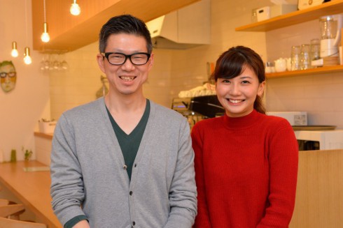 写真、笑顔の中西さんとテトテ店主の倉田さん