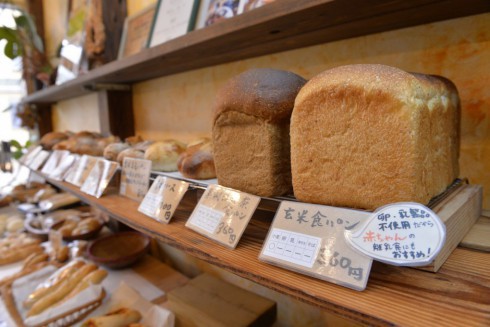 写真、陳列されたノウムベーカリーのパン