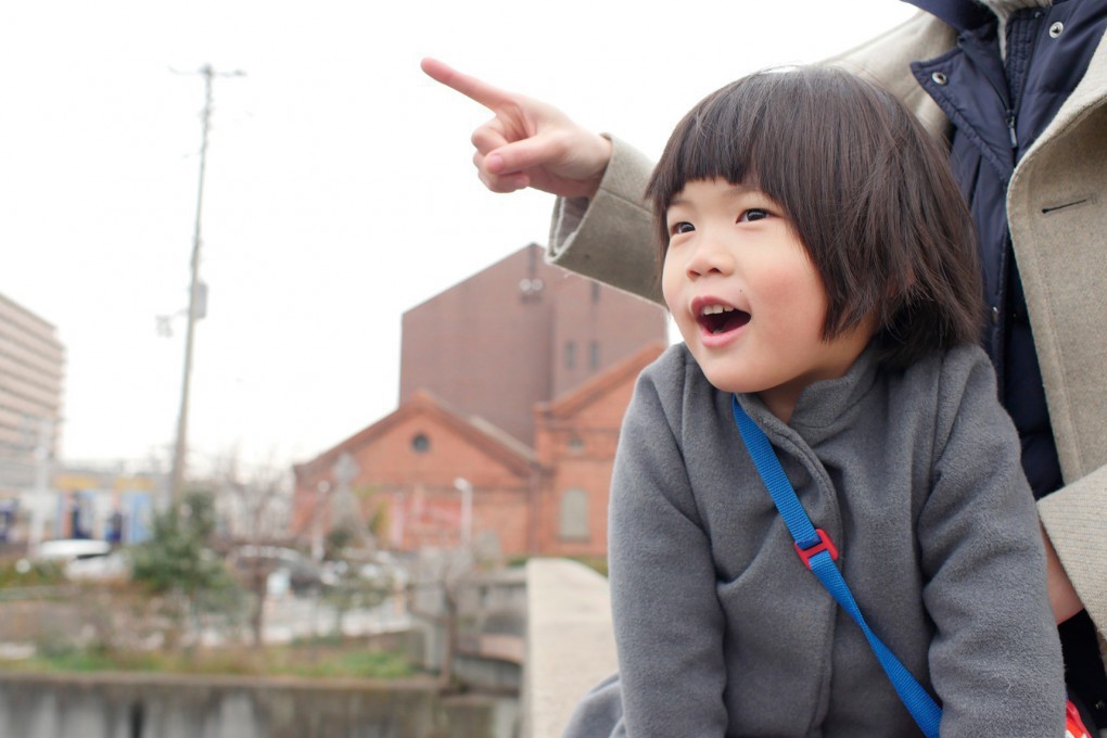 写真、尼崎城建設予定地を笑顔で見つめるあおいちゃん