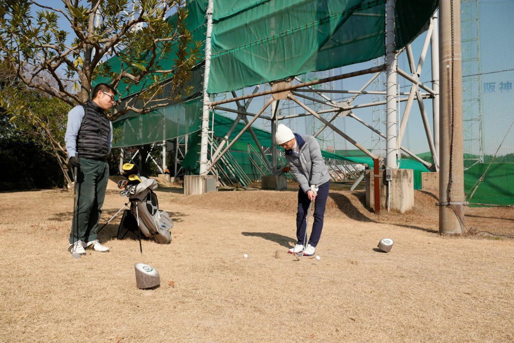 写真、ゴルフをする岸本さんと馬場さん