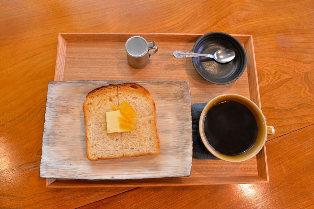 写真、おすすめの玄米食パンとドリンクのセット