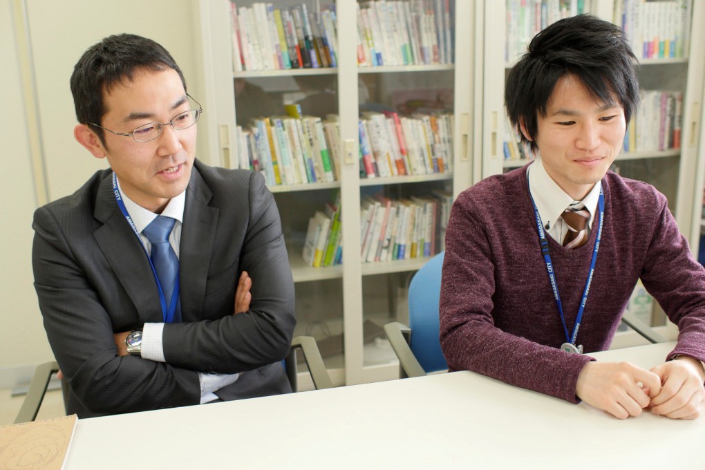 写真、インタビューに答える江上さんと桂山さん