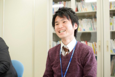 写真、笑顔でインタビューに答える桂山さん