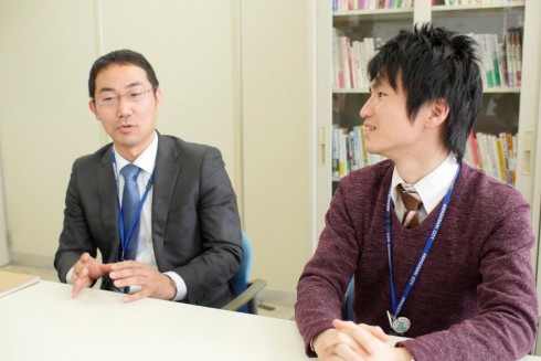 写真、インタビューに答える江上さんと桂山さん