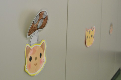 写真、子育て交流プラザの壁に貼られた手作りのネコ