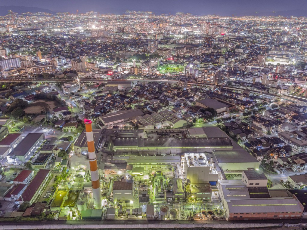 写真、小林さんがドローンで撮影した尼崎の工場夜景