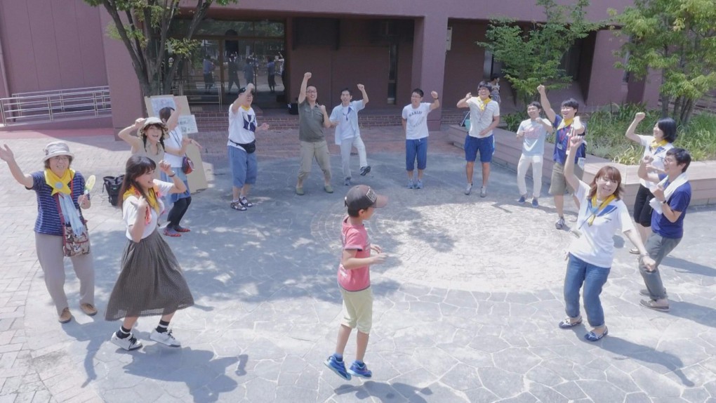 写真、サマセミの休憩時間にマイムマイムを踊る参加者
