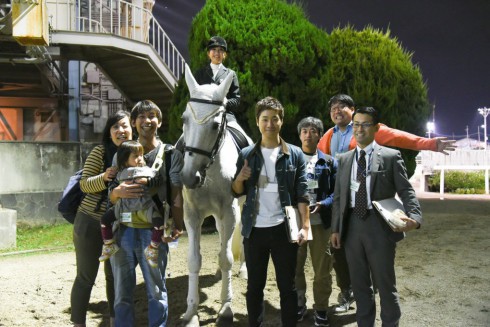 写真、馬と写真を撮る参加者