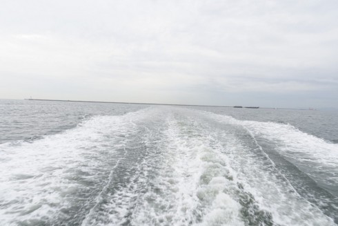 写真、船上から撮影した海の様子
