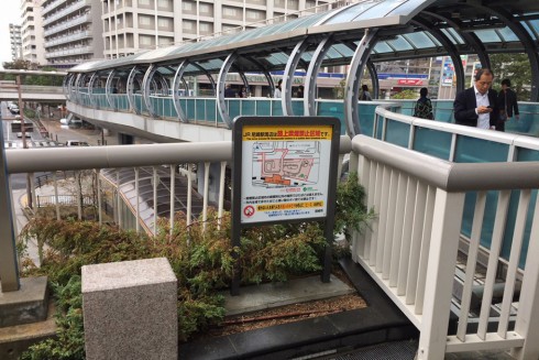 写真、JR尼崎駅北側にある、路上喫煙禁止区域を示す標識