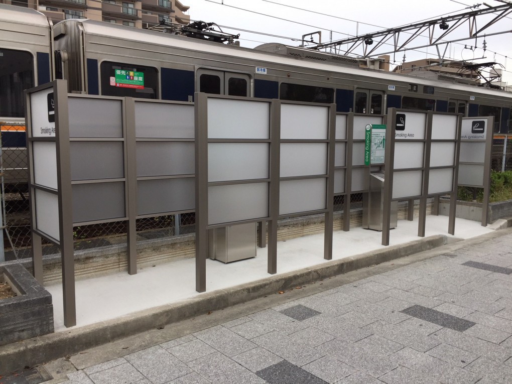 写真、JR塚口駅前に完成した喫煙所