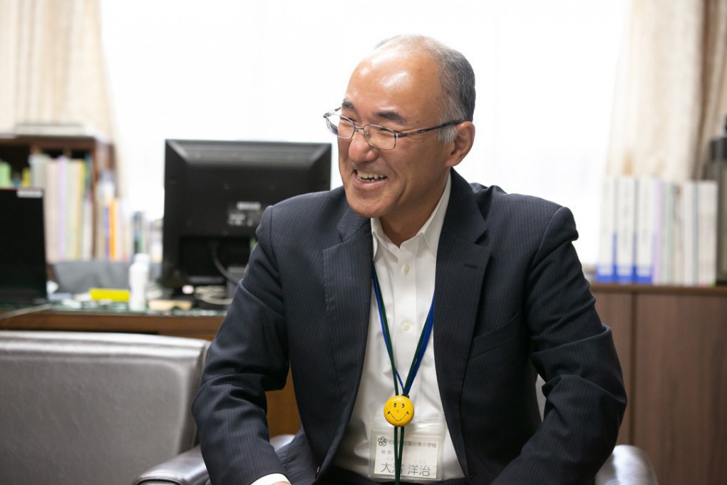 写真、外国語の取り組みについて話す校長の大濱先生
