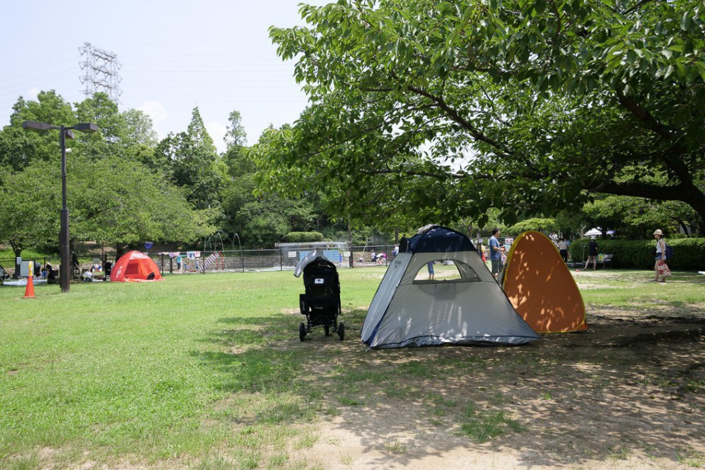芝生の上にテントを張って、涼んで休憩する来園者も