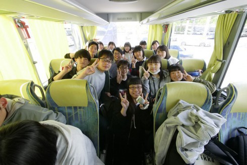 写真、移動バス内での生徒たちの様子
