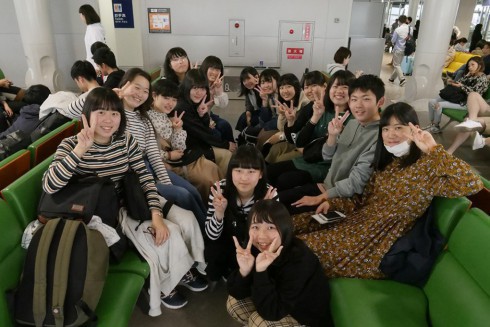 写真、関西国際空港出発前の生徒たちの様子