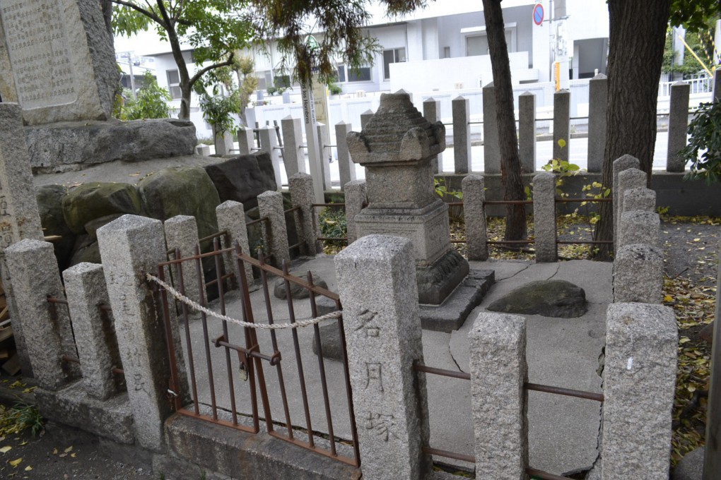 写真_八幡神社の境内にある名月姫の墓