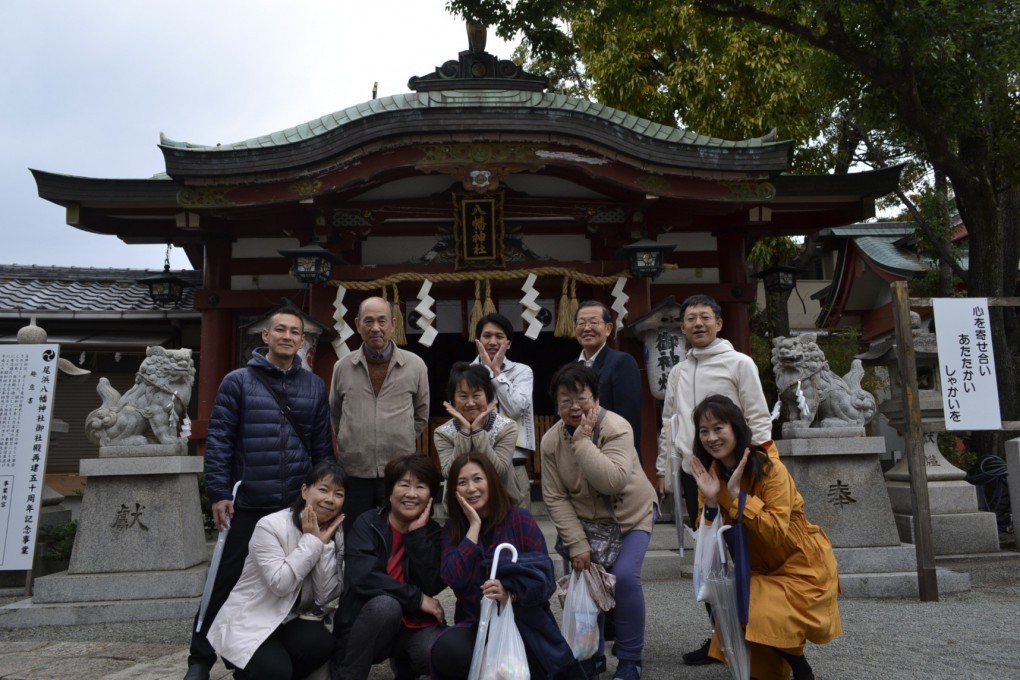 写真_八幡神社での集合写真に映る市民企画委員のメンバーなど