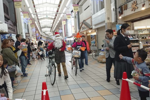 写真、三和本通商店街「押しチャリンピック」の様子
