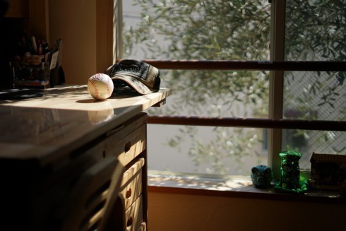 窓辺に置かれた野球グローブとボール