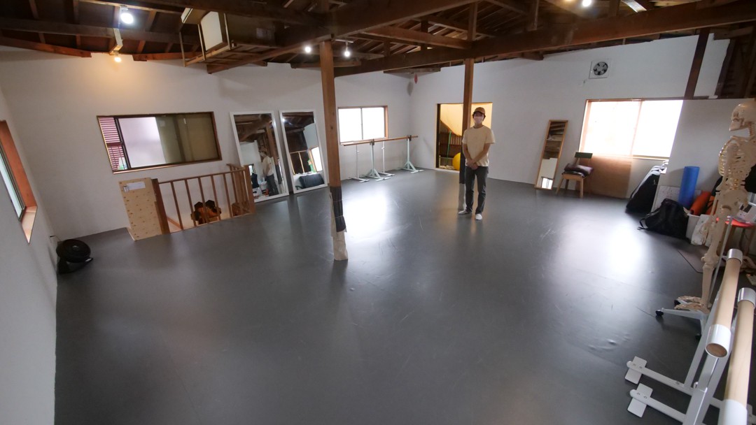 2階スペースは、現在、バレエスタジオとしても使用。講師を務めるのは知さん。知さん自身、バレエ団より招聘（しょうへい）されるプロダンサーとしても活動する