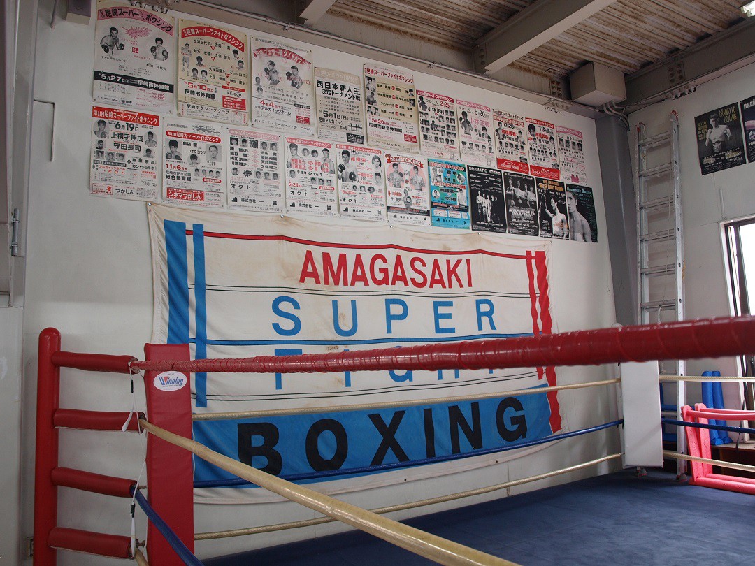 リング近くの壁に掲示する、主催したプロボクシングの試合ポスター