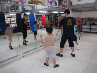 子ども向けコースの、ボクシングトレーニングの様子
