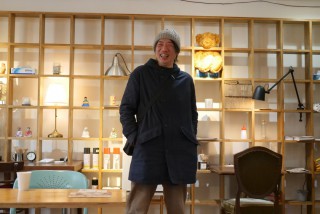 写真、カフェ「パイナワーフ」でメイン写真の撮影中の前田さん