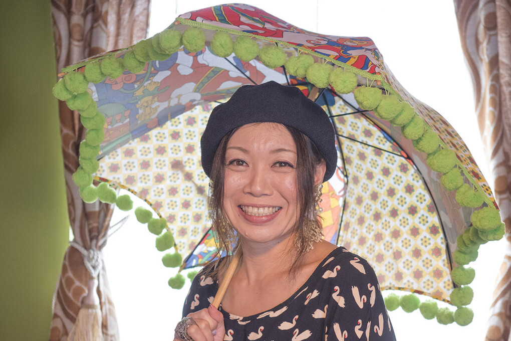 写真、商品の日傘を差す藤村さん