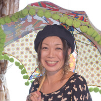 写真、商品の日傘を差す藤村さん