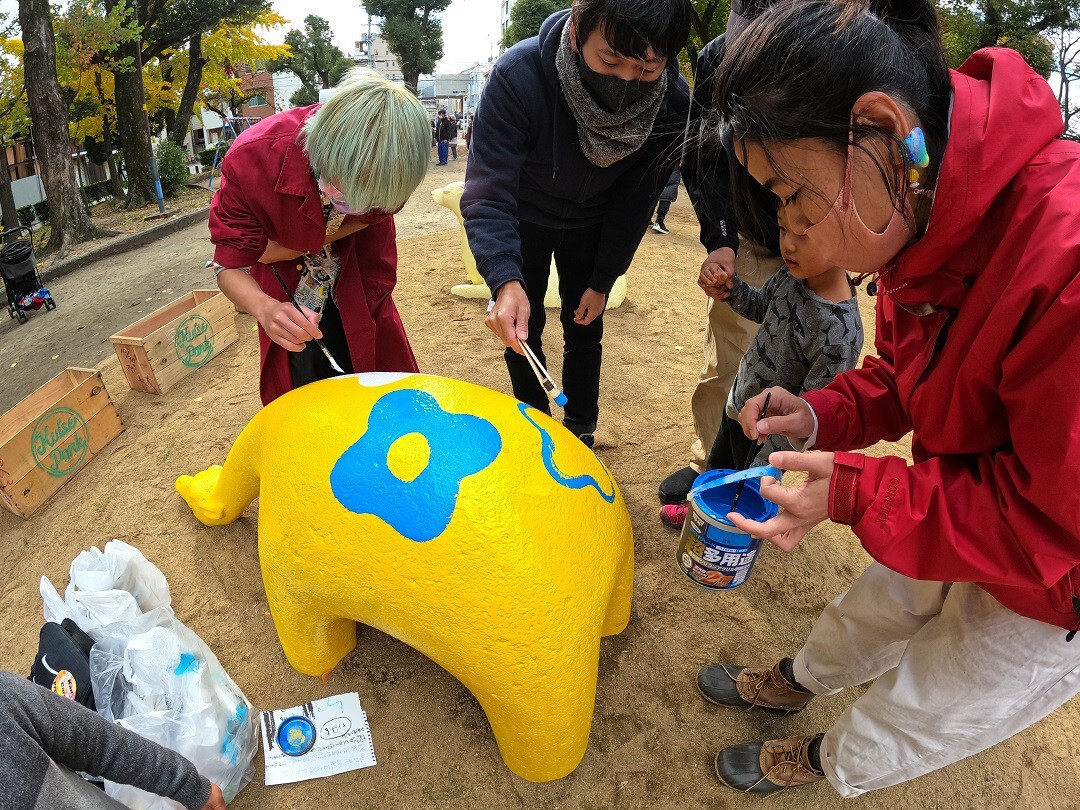 杭瀬公園では、地域の人が遊具に可愛らしいペイントを施したり、砂が固まって使えなかった砂場に芝生を敷き詰めたりと市民中心でリニューアルしました
