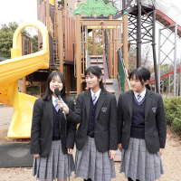 元浜緑地でレポートする高校生たち