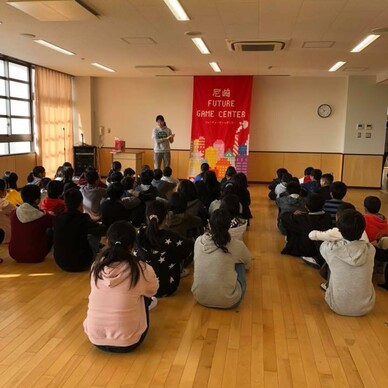 市立浜田小学校で尼崎の課題解決策を考えるカードゲームを体験してもらいました（平成30年11月27日）