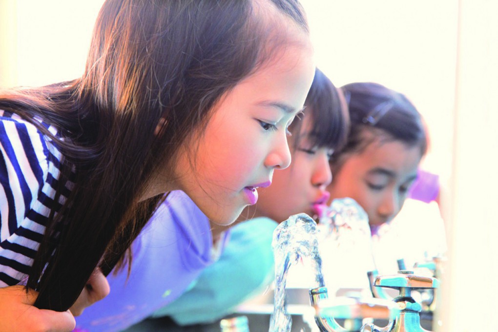 写真、蛇口から尼崎の水を飲む子どのたちの様子