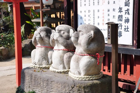 写真、境内にある三猿の石像