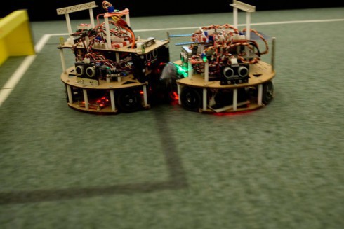 写真、ロボカップ用に製作した自立型ロボット