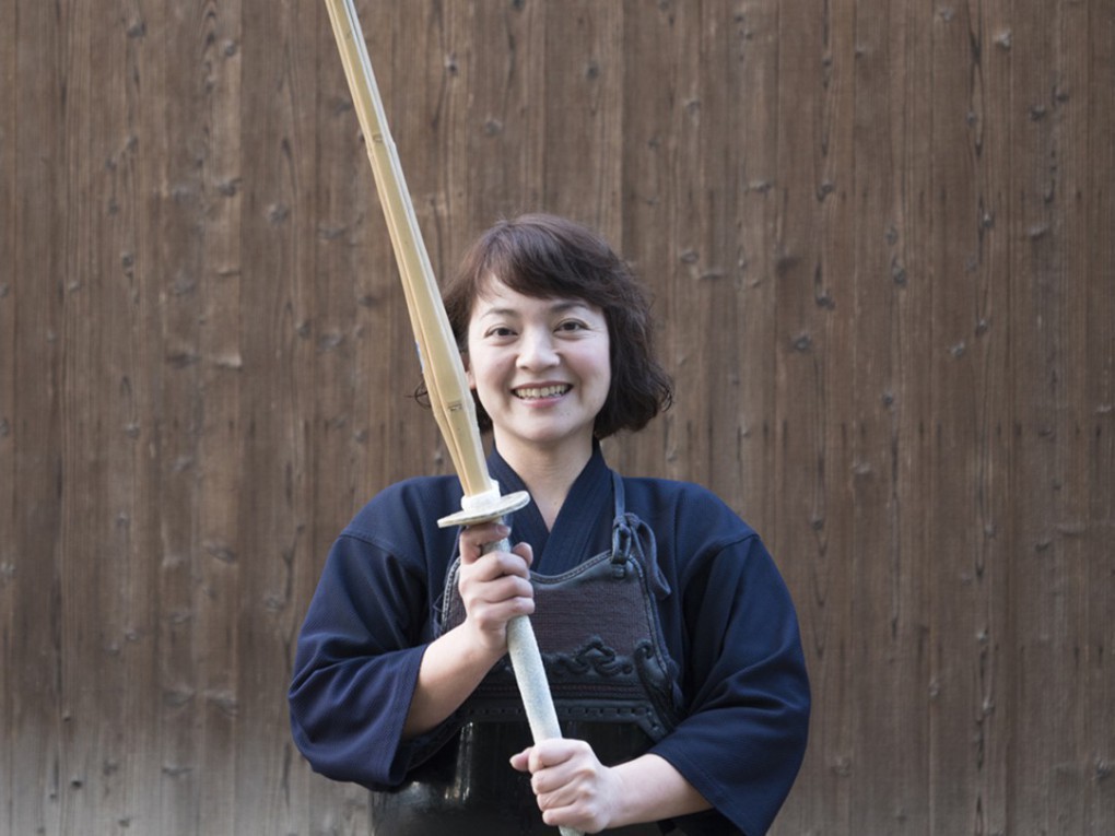 写真、剣道着で竹刀を持つ上田さん