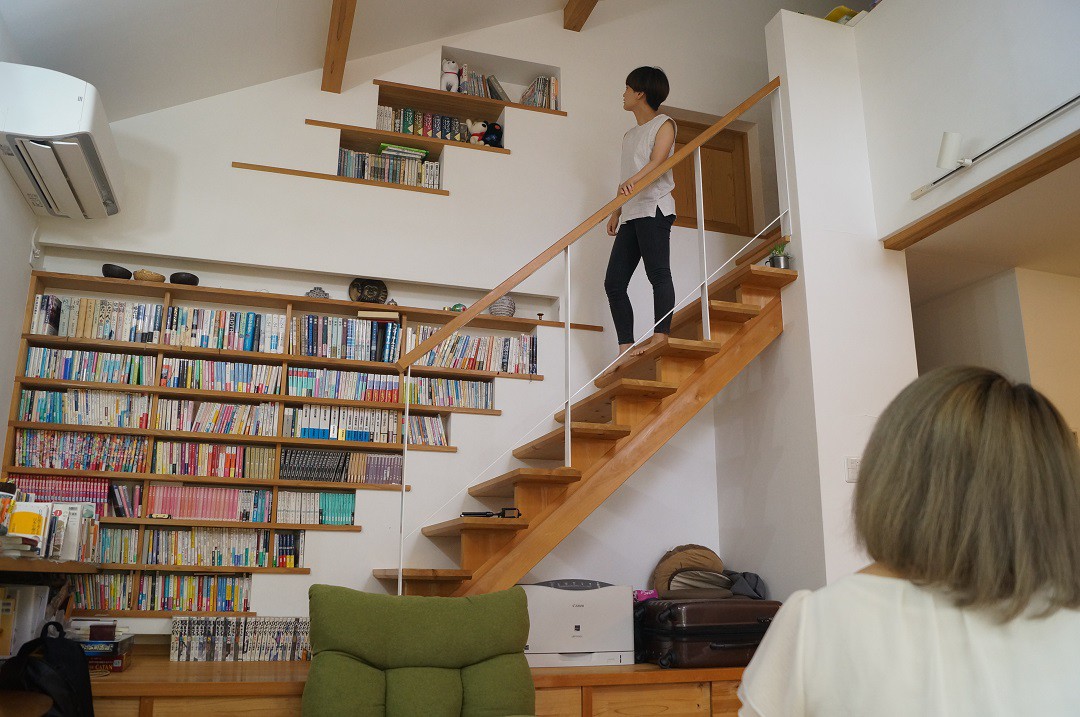 兵庫県の木と総漆喰の家。リビングには2階へ続く階段があります