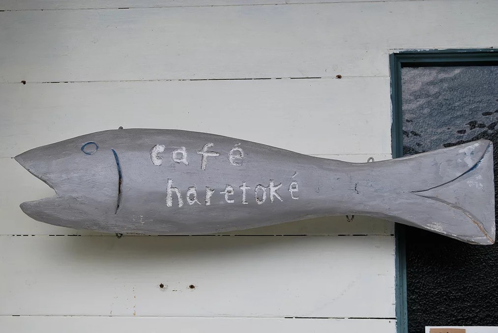 かつての川沿いに建つカフェのドアに掲げていた看板