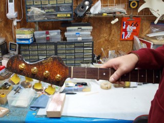 写真、ラップ塗装したエレキギターのネック