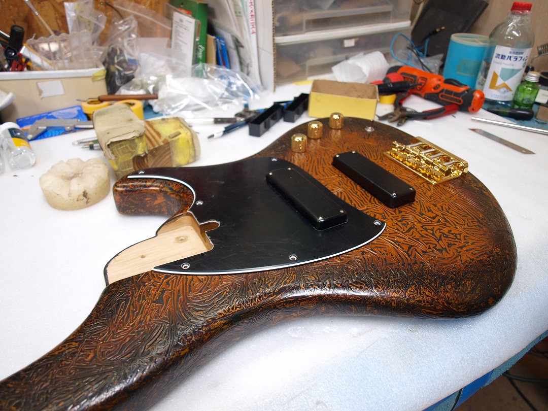 写真、ラップ塗装された製作中のエレキギター