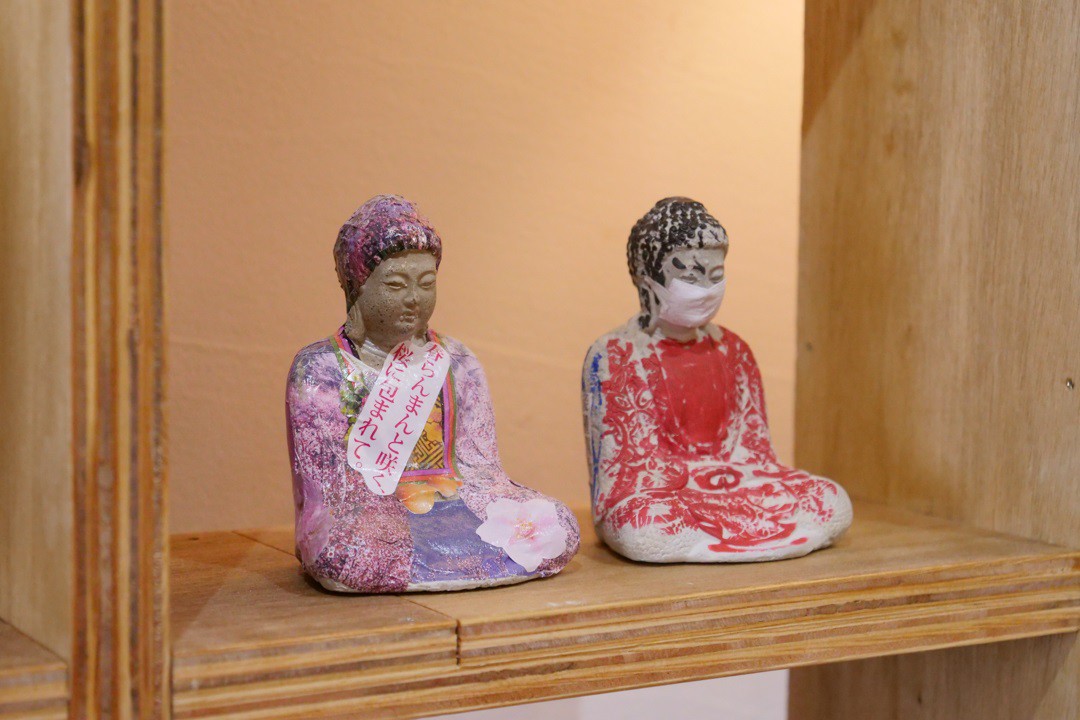 写真、カフェ「パイナワーフ」に置いている、装飾されたミニ大仏