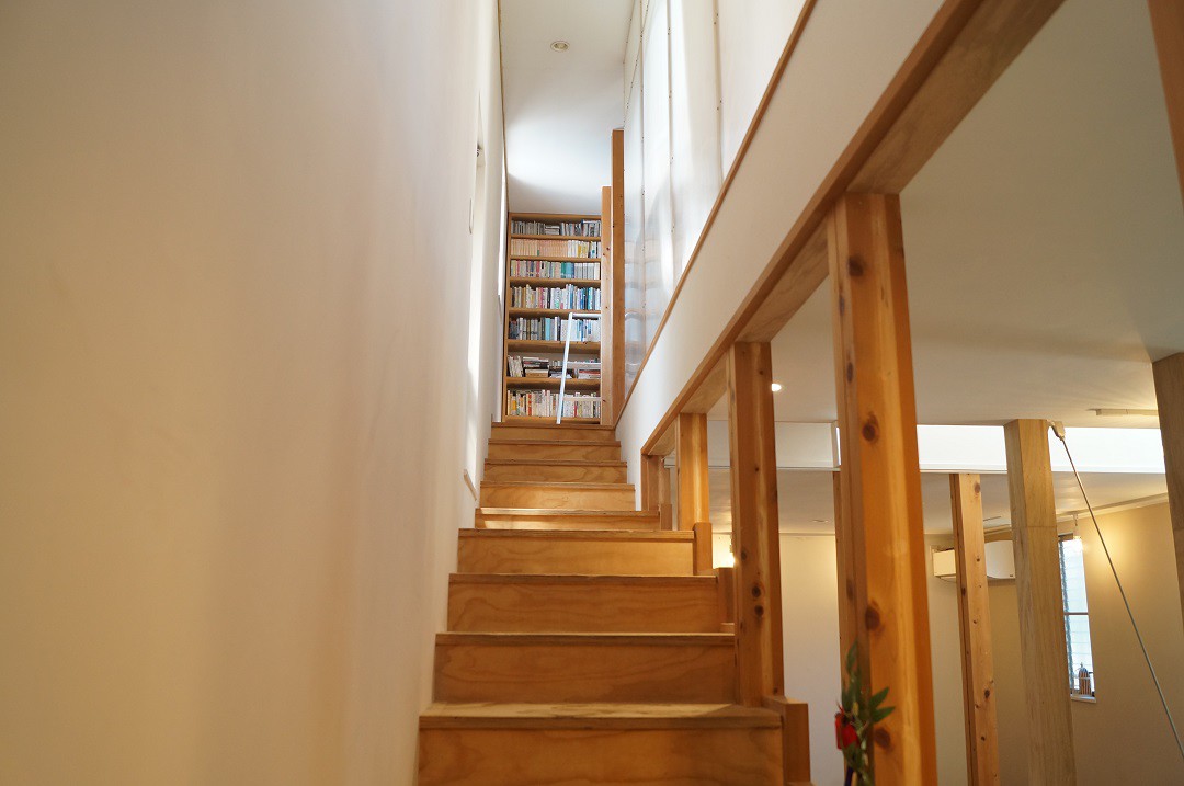2階への階段を上がると本棚には読書家だった敬治さんの蔵書が並んでいます