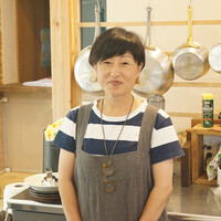 キッチンに立つ田邊明恵さん