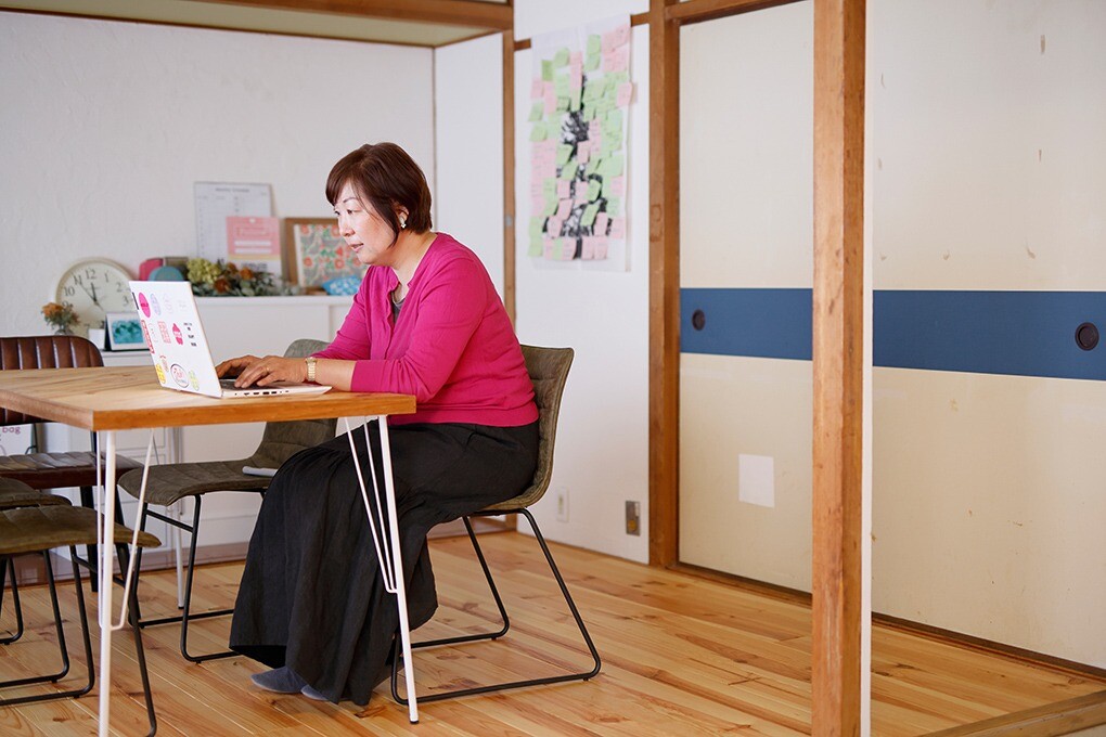 写真、「ココスキ」拠点内でパソコンを操作する坂本恵利子さん