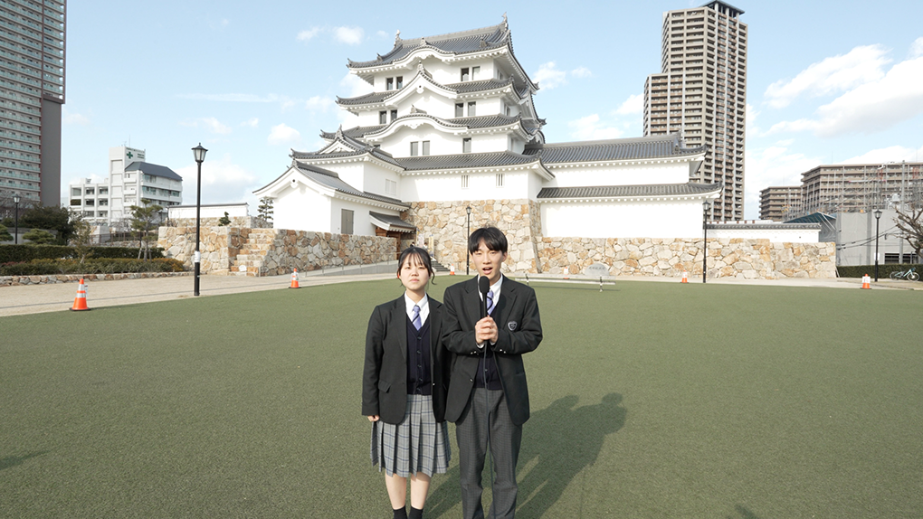 尼崎城を取材する高校生