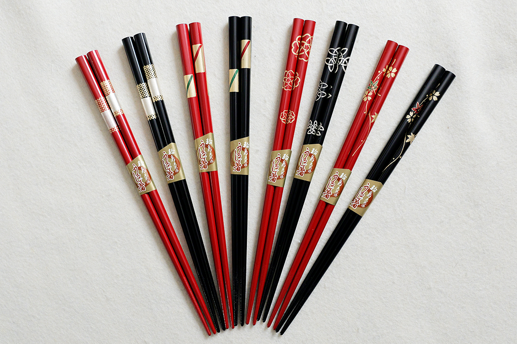 伝統的な色味である赤と黒の漆箸 