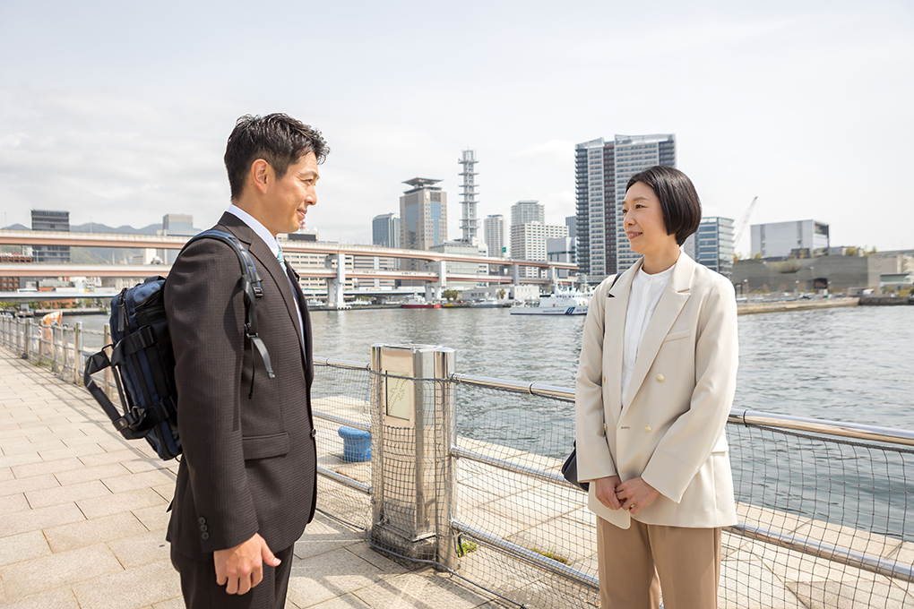 神戸の港で話す江口さんと中林大樹さん