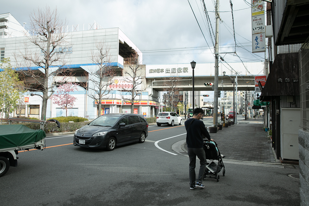 出屋敷駅近く、ベビーカーを押して歩く多田さん